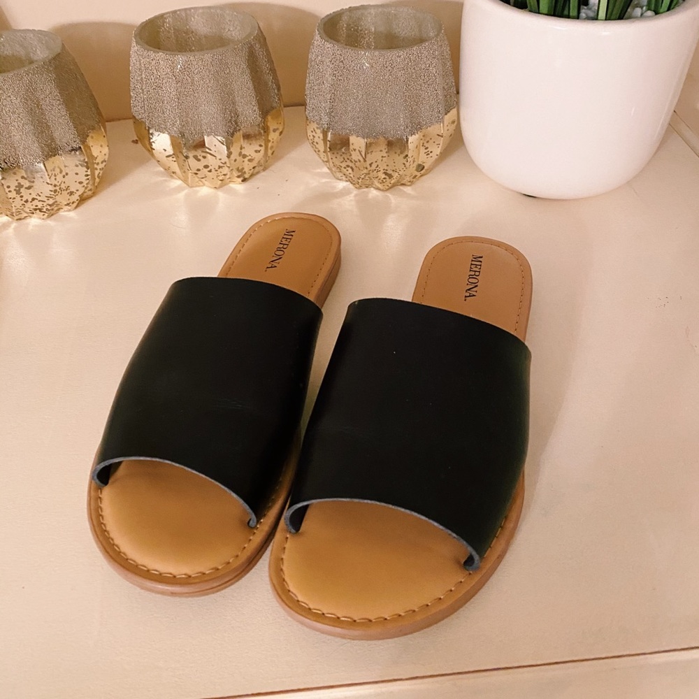 Black merona slides